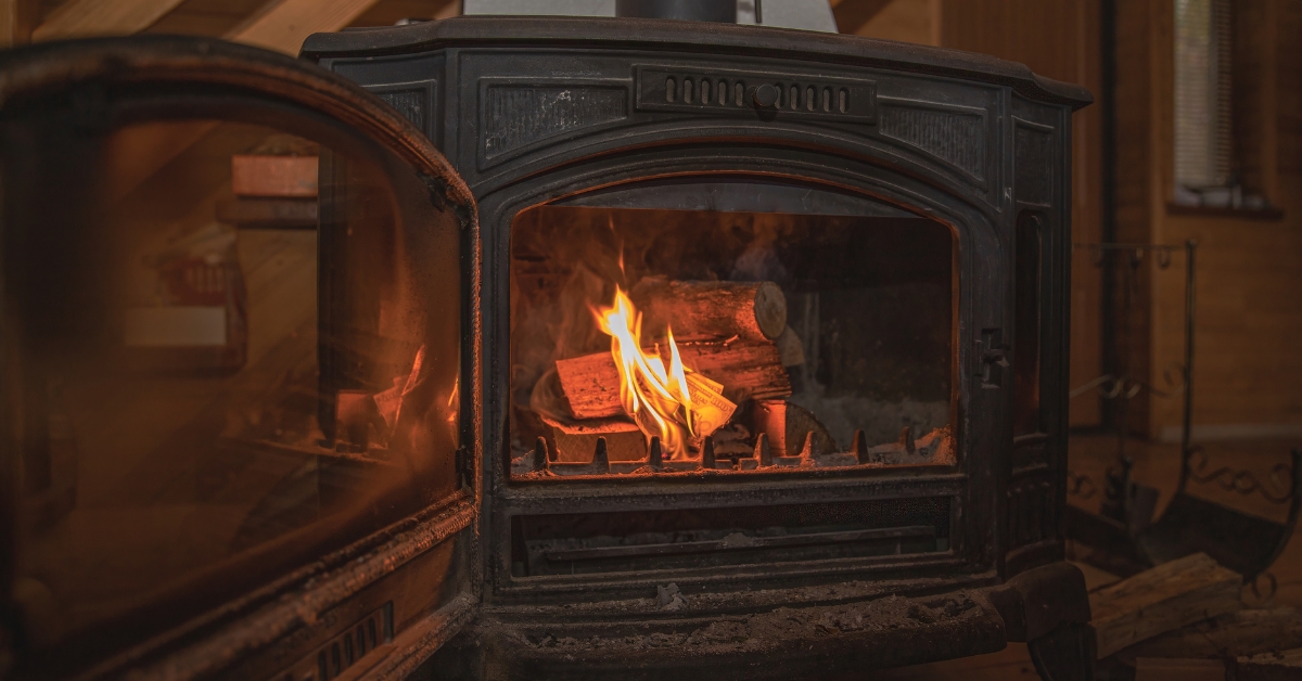 Feux de cheminée : en France, plusieurs centaines de communes les interdisent déjà