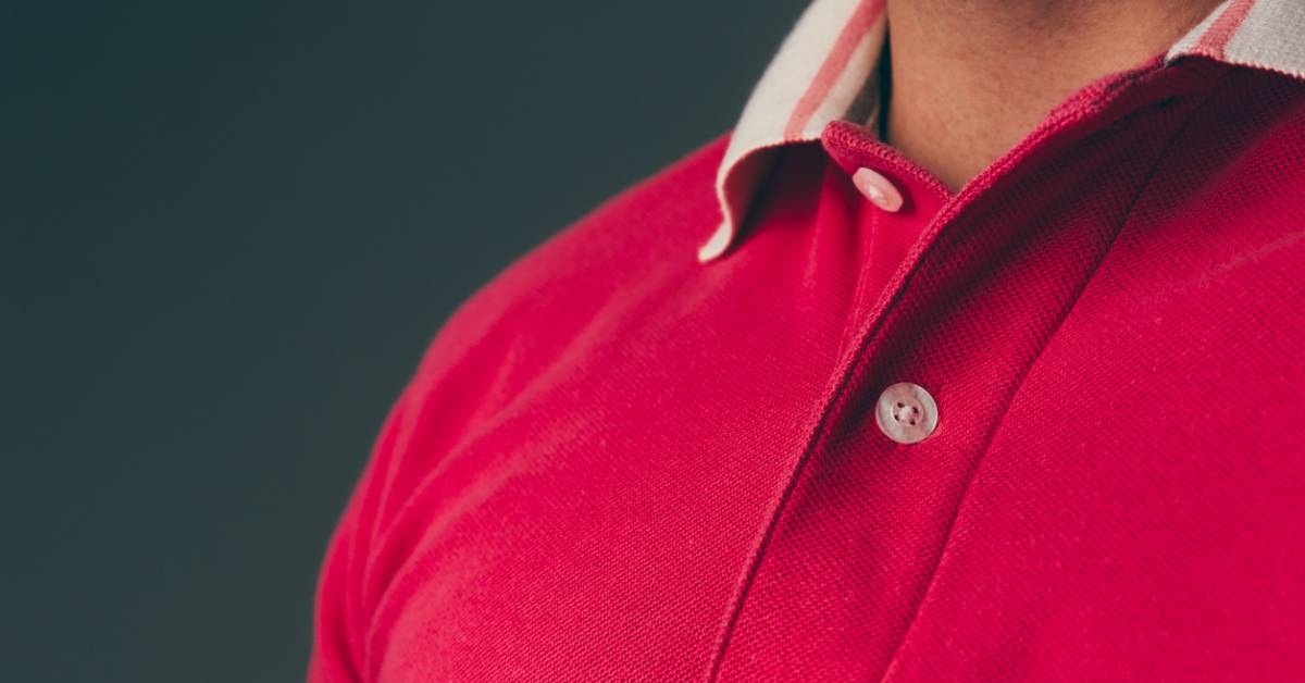 5 détails cachés qui font tenir la forme d'un polo toute la journée