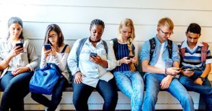 Interdire les réseaux sociaux aux moins de 15 ans : mission impossible ? - Votre opinion. Interdire les réseaux sociaux aux moins de 15 ans : mission impossible ? - Votre opinion.