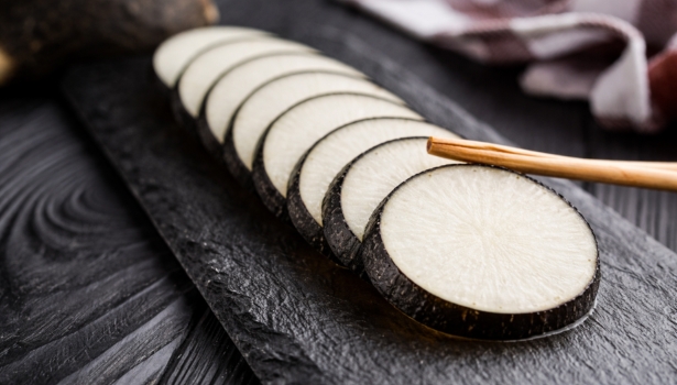 Tranches de radis noir sur ardoise