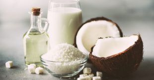 Huile de coco en cuisine : bienfaits, usages et 3 recettes emblématiques