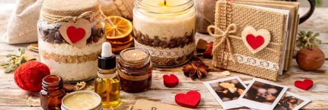 Box cadeau DIY zéro déchet pour la Saint-Valentin avec biscuits maison, chocolat chaud, tisane et accessoires réutilisables