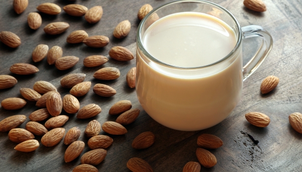 grand verre de lait à l'amande chaud 
