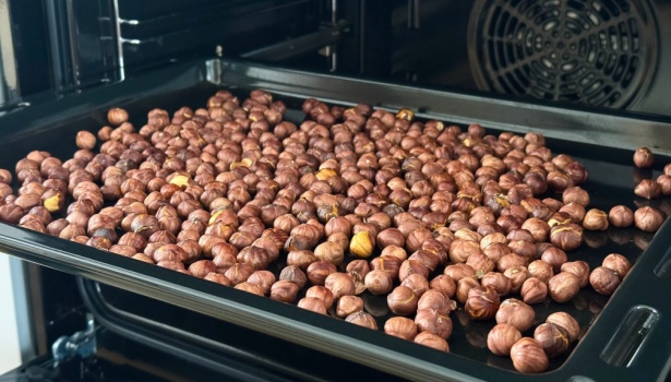 Torréfiez les noisettes 10 minutes au four pour révéler toute leur saveur.