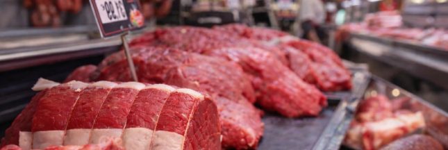 Découpe de viande fraîche en boucherie