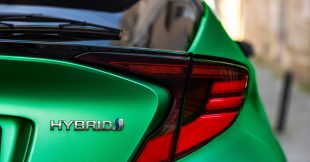 Voiture : les hybrides rechargeables consomment trois fois plus de carburant qu'annoncé Voiture : les hybrides rechargeables consomment trois fois plus de carburant qu'annoncé