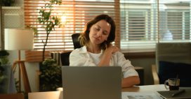 Télétravail, fatigue du dos, concentration en baisse : pourquoi notre façon de nous asseoir change tout