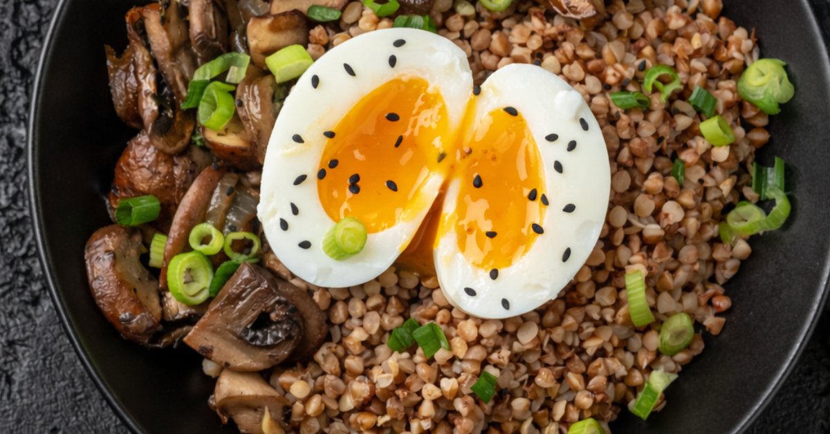 Bowl végétarien au sarrasin, doucette et oeufs mollets