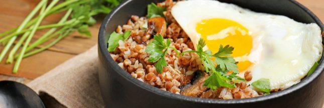 Bowl de sarrasin avec un oeuf sur le plat
