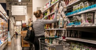 Inquiets de la guerre au Moyen-Orient, les Français se font un stock de nourriture