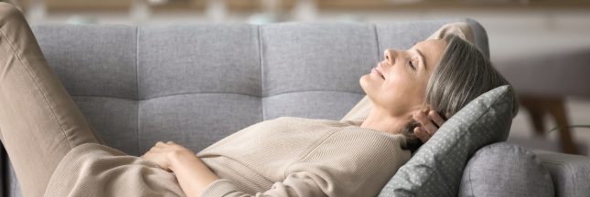 femme allongée dans son canapé