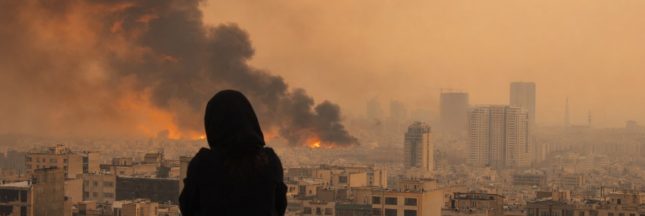 Pollution atmosphérique au-dessus de Téhéran après des incendies d'infrastructures pétrolières liés au conflit en Iran