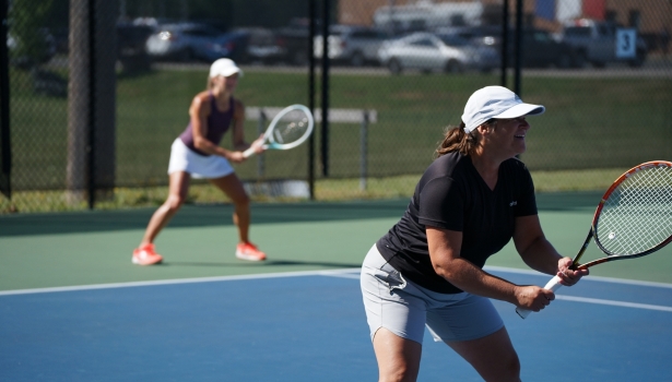 Deux femmes jouant au tennis