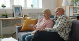 Vivre seul après 70 ans : quels dispositifs permettent de rester chez soi sereinement ?