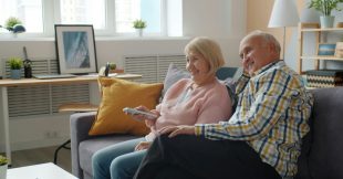 Vivre seul après 70 ans : quels dispositifs permettent de rester chez soi sereinement ? Vivre seul après 70 ans : quels dispositifs permettent de rester chez soi sereinement ?