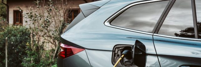 Recharge d’une voiture électrique, illustration des économies face à la flambée des carburants
