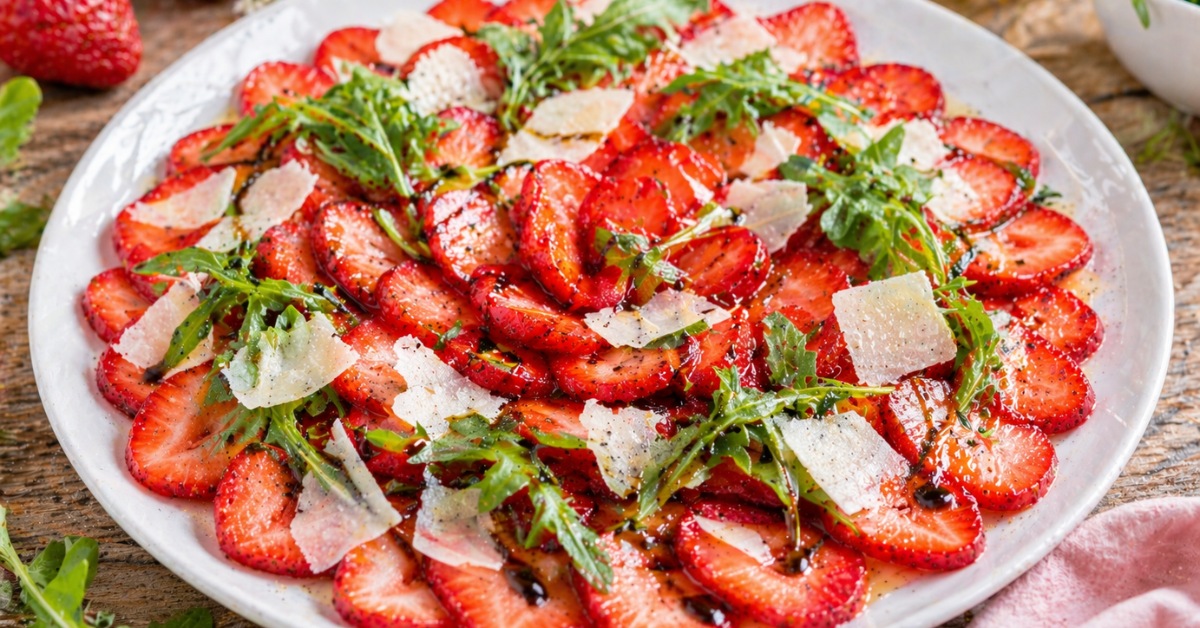 Carpaccio de fraises, parmesan et vinaigre balsamique
