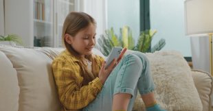 Les réseaux sociaux désormais encadrés pour les moins de 15 ans Les réseaux sociaux désormais encadrés pour les moins de 15 ans