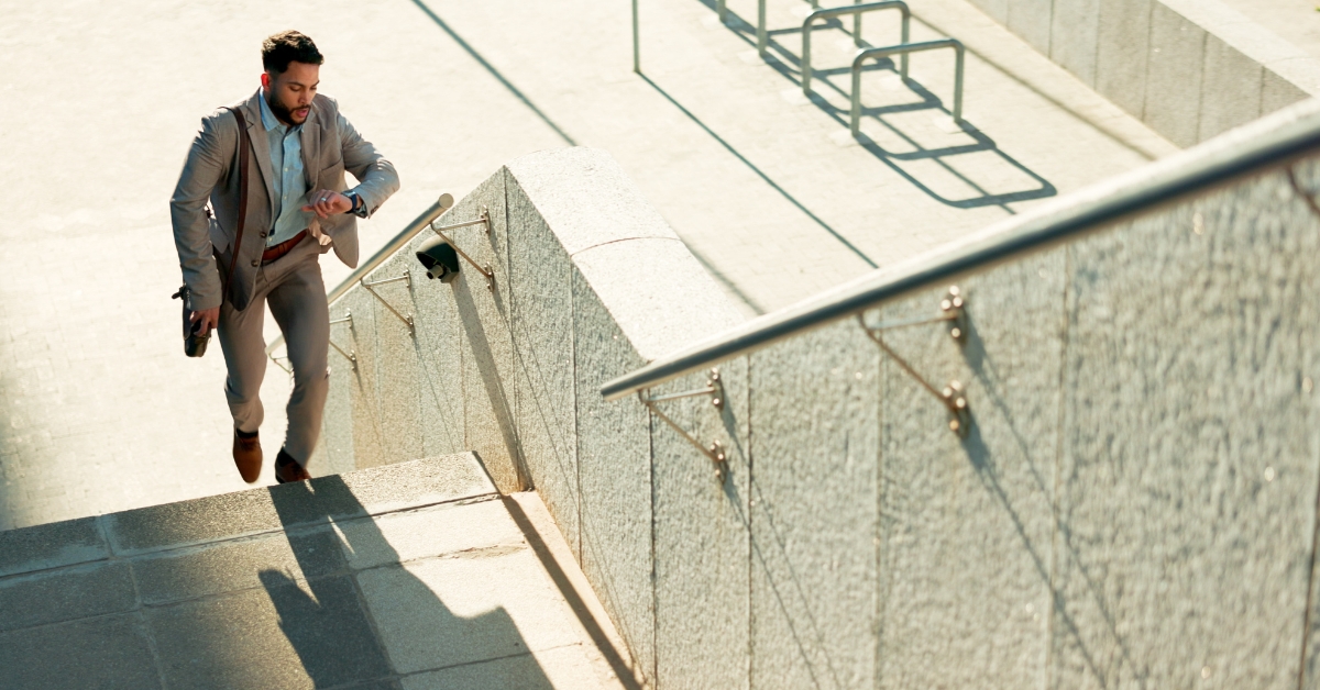 Affaires, ville et homme sur les escaliers, en retard et courant avec rendez-vous, l'horaire et le stress. 