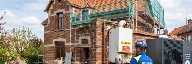 Rénovation énergétique : remplacement d'une ancienne chaudière gaz par une pompe à chaleur air-eau moderne.