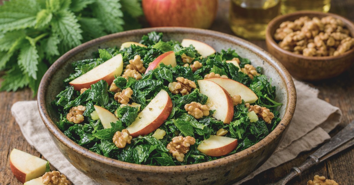 Salade de orties, pommes et noix