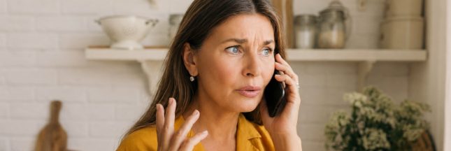 femme reçoit un appel silencieux