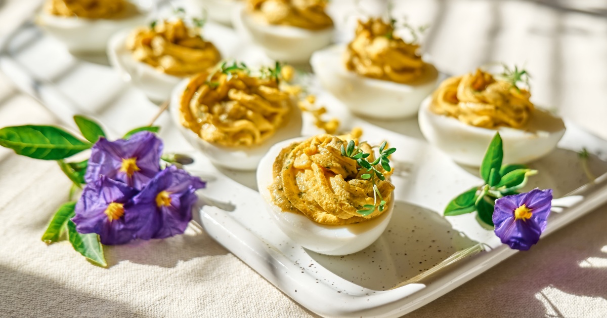 des oeufs mimosas dans un joli plat