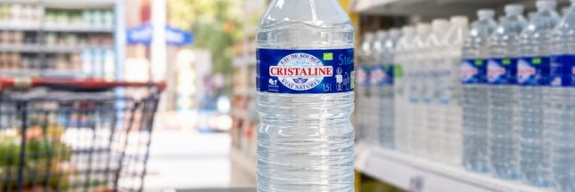 Bouteille d’eau Cristaline dans un rayon de supermarché, symbole de la hausse possible des prix de l’eau en bouteille cet été.