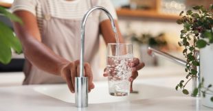 PFAS, microplastiques, pesticides : les médecins alertent sur une pollution de l'eau devenue « systémique » PFAS, microplastiques, pesticides : les médecins alertent sur une pollution de l'eau devenue « systémique »