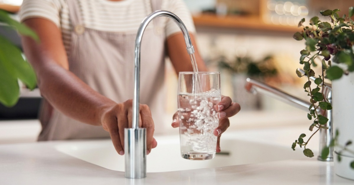 PFAS, microplastiques, pesticides : les médecins alertent sur une pollution de l'eau devenue « systémique »