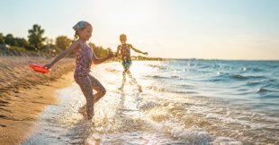 Cette bactérie carnivore qui menace nos plages cet été