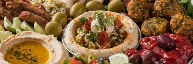 Mezzé libanais anti-gaspi avec houmous, légumes, pain grillé et petites sauces maison