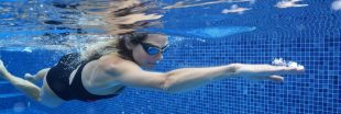 Chloramines : nager régulièrement en piscine est-il risqué ?