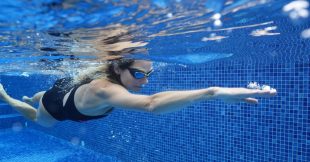 Chloramines : nager régulièrement en piscine est-il risqué ?