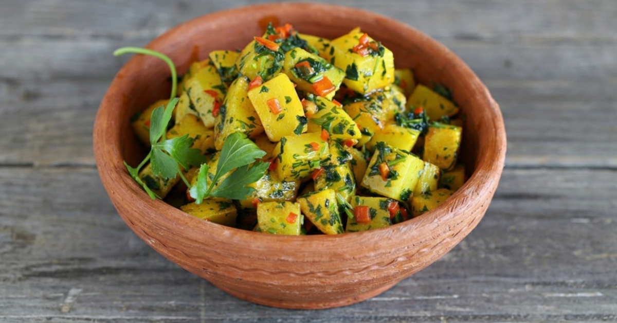 Batata Harra en salade : pommes de terre croustillantes au four (ou sautées), relevées d'ail, piment, coriandre fraîche et un filet de jus de citron.