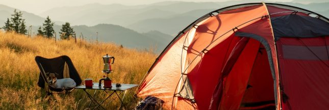 Camping en pleine nature au coucher du soleil