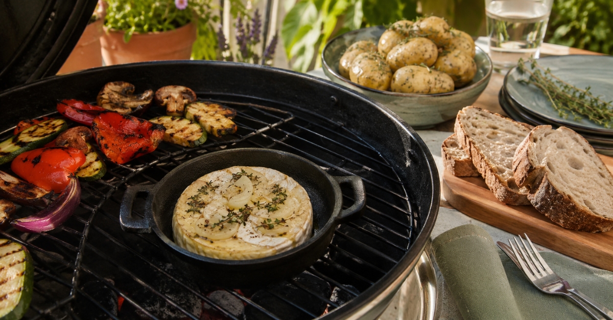 Fromage braisé au barbecue, servi avec légumes grillés, pommes de terre et pain au levain.