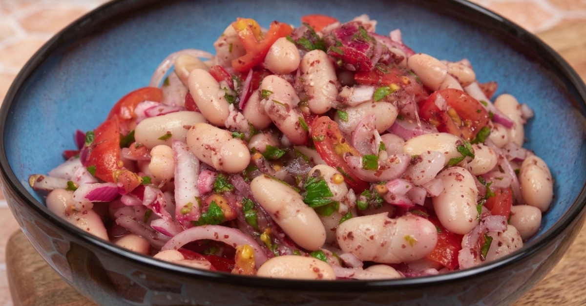 salade turque fraîche de haricots blancs, tomates, oignons rouges au sumac et persil, assaisonnée à l'huile d'olive et au citron.