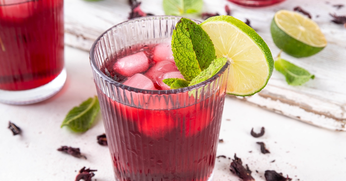 Infusion d'hibiscus glacée : une boisson rouge, acidulée et naturellement rafraîchissante.
