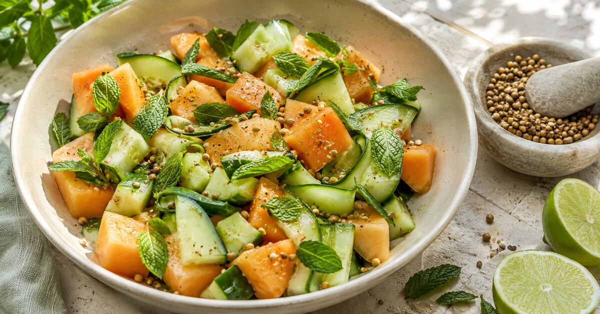 Salade de concombre et melon à la menthe, au citron vert et aux graines de coriandre
