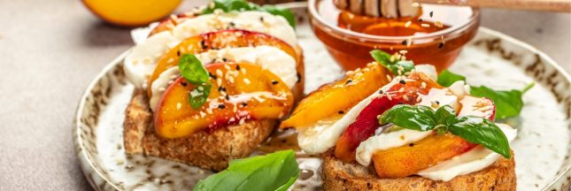 Tartine aux pêches grillées, jambon prosciutto, jeunes pousses d’épinards et ricotta