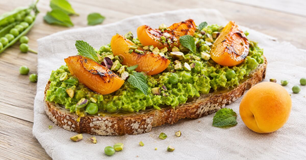 Tartine de pain de campagne aux petits pois écrasés, abricots grillés, menthe et pistaches