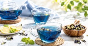 Thé bleu au pois papillon : la boisson magique qui change de couleur Thé bleu au pois papillon : la boisson magique qui change de couleur