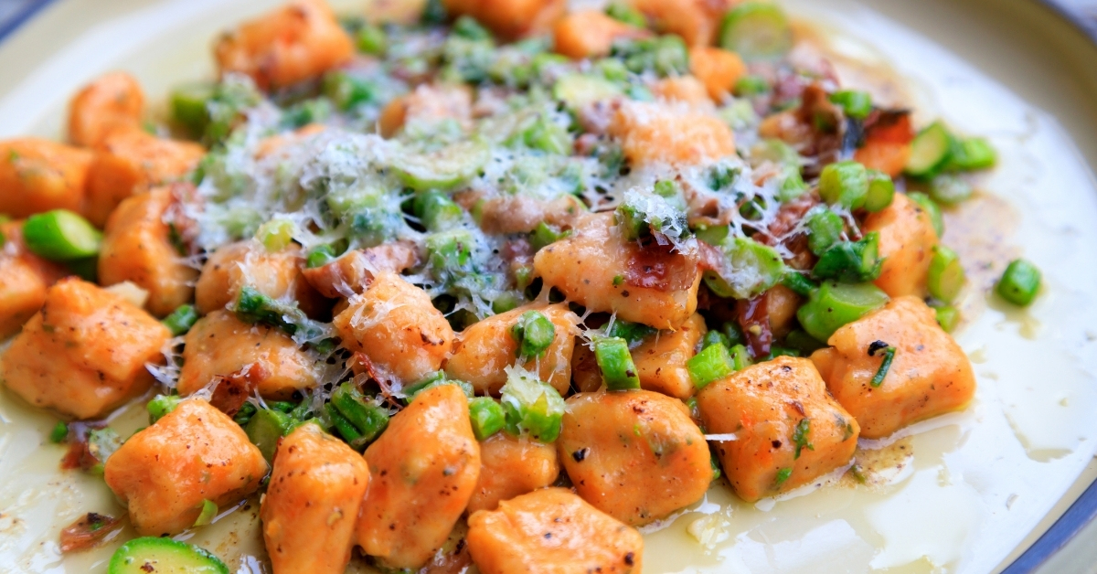 - Gnocchi de patate douce avec du prociutto et des asperges dans du beurre de sauge brun.