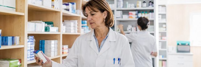 Pharmacienne contrôlant les dates et les stocks de médicaments dans une officine