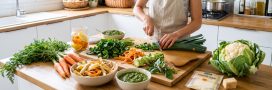 Tiges, fanes, épluchures : 10 restes d'aromates et de légumes qu'on jette à tort (et comment les cuisiner)
