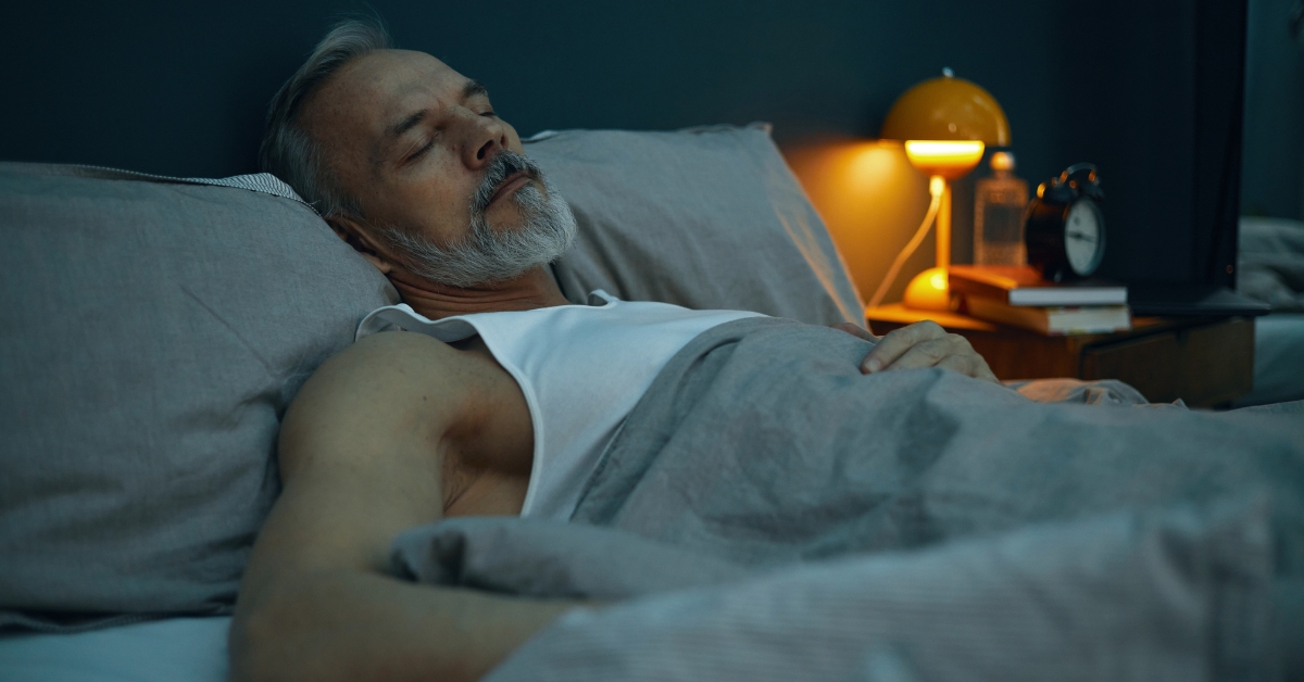 un homme s'endort tranquillement