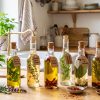 Huiles et vinaigres parfumés maison : gardez les saveurs de l'été toute l'année Huiles et vinaigres parfumés maison : gardez les saveurs de l'été toute l'année