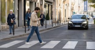 Piétons et smartphone : la mortalité en hausse - faut-il verbaliser les « smombies » ? Piétons et smartphone : la mortalité en hausse - faut-il verbaliser les « smombies » ?