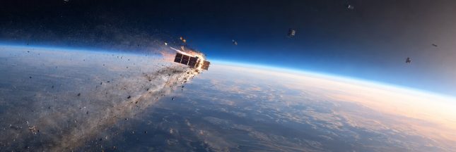 Un satellite se désintègre dans la haute atmosphère, libérant des particules au-dessus de la Terre.